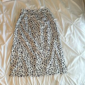 High waisted, double slit, zipper closure, midi skirt